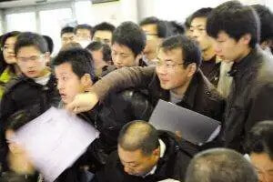 <b>高职扩招，大学生彻底贬</b>