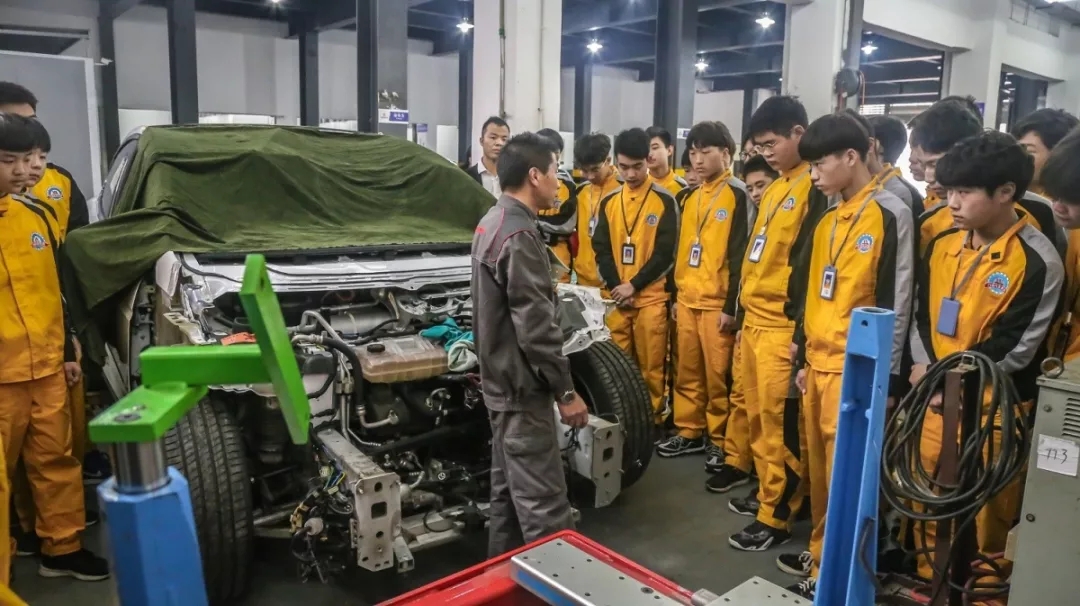 你以为我们只在学校里学习汽修？错了！